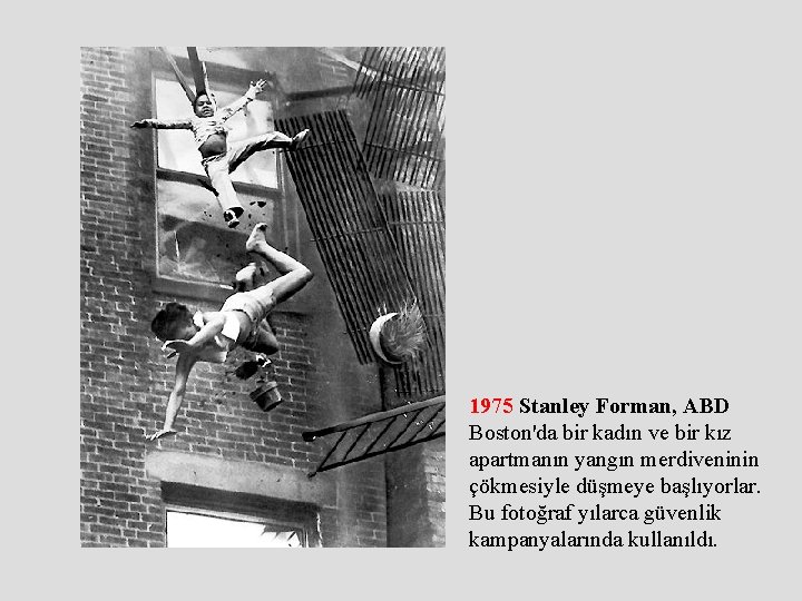 1975 Stanley Forman, ABD Boston'da bir kadın ve bir kız apartmanın yangın merdiveninin çökmesiyle