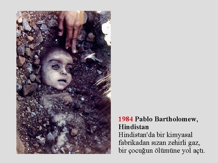 1984 Pablo Bartholomew, Hindistan'da bir kimyasal fabrikadan sızan zehirli gaz, bir çocuğun ölümüne yol