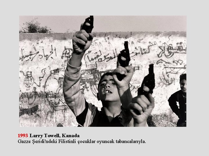 1993 Larry Towell, Kanada Gazze Şeridi'ndeki Filistinli çocuklar oyuncak tabancalarıyla. 