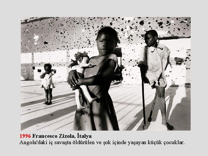 1996 Francesco Zizola, İtalya Angola'daki iç savaşta öldürülen ve şok içinde yaşayan küçük çocuklar.