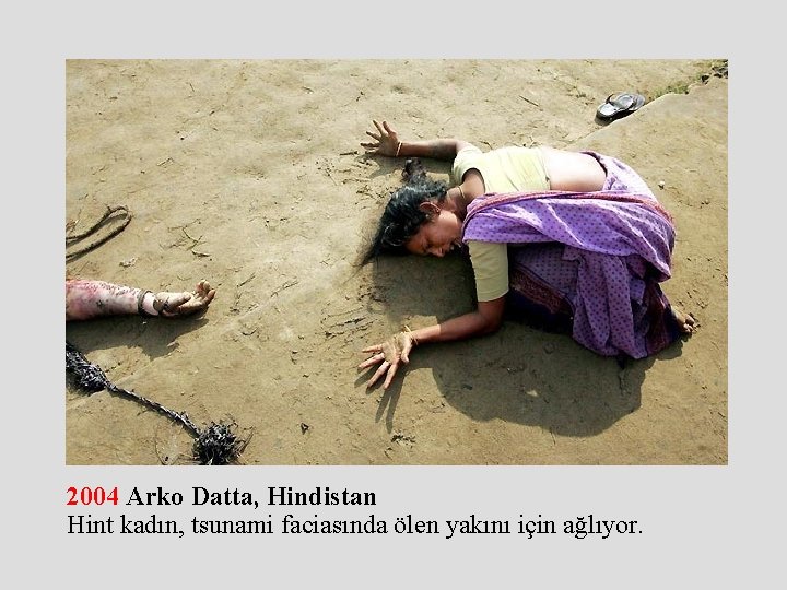 2004 Arko Datta, Hindistan Hint kadın, tsunami faciasında ölen yakını için ağlıyor. 