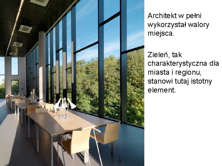 Architekt w pełni wykorzystał walory miejsca. Zieleń, tak charakterystyczna dla miasta i regionu, stanowi