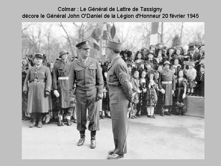 Colmar : Le Général de Lattre de Tassigny décore le Général John O'Daniel de