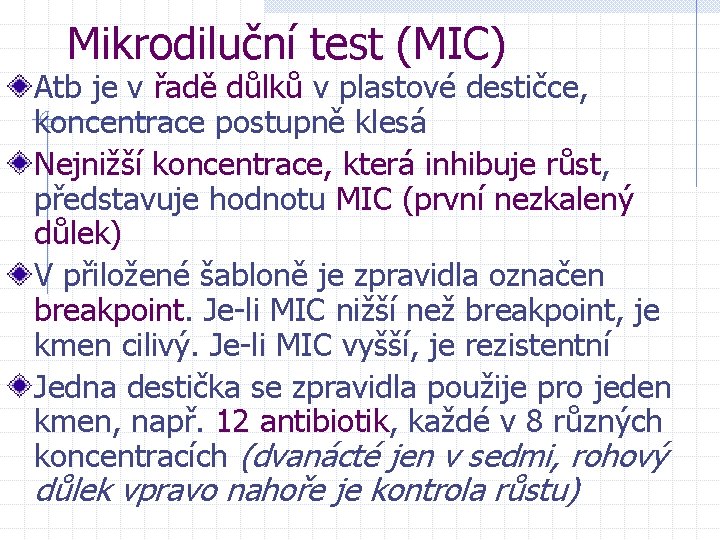 Mikrodiluční test (MIC) Atb je v řadě důlků v plastové destičce, koncentrace postupně klesá