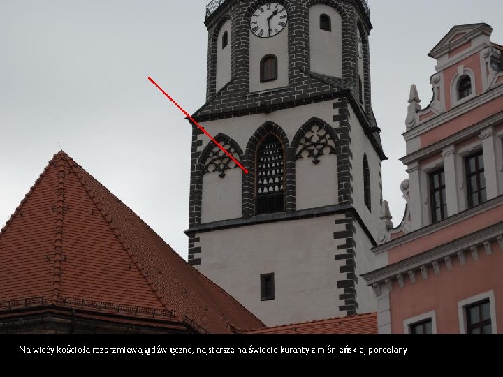 Na wieży kościoła rozbrzmiewają dźwięczne, najstarsze na świecie kuranty z miśnieńskiej porcelany 