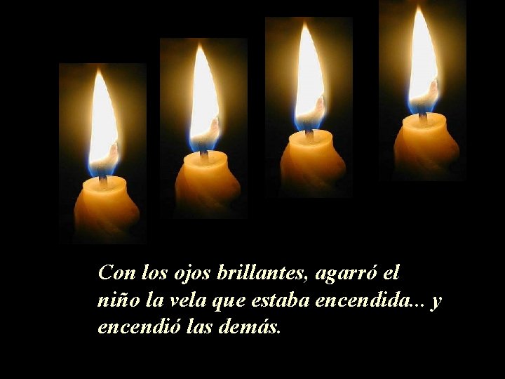Con los ojos brillantes, agarró el niño la vela que estaba encendida. . . Con los ojos brillantes, agarró el niño la vela que estaba encendida. . .