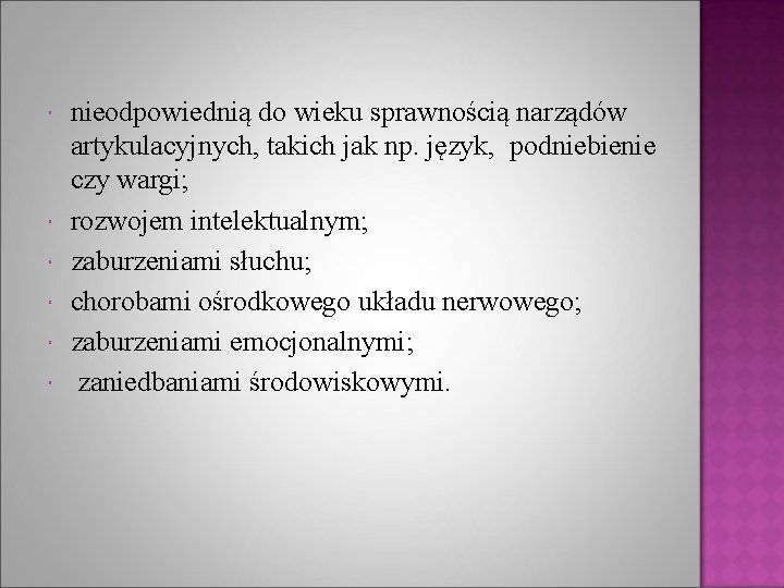  nieodpowiednią do wieku sprawnością narządów artykulacyjnych, takich jak np. język, podniebienie czy wargi;