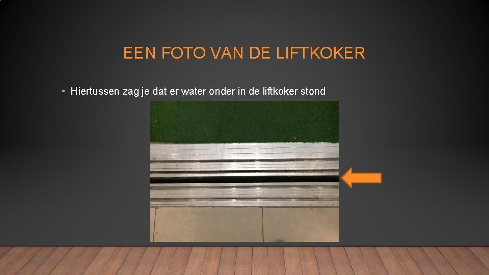 EEN FOTO VAN DE LIFTKOKER • Hiertussen zag je dat er water onder in