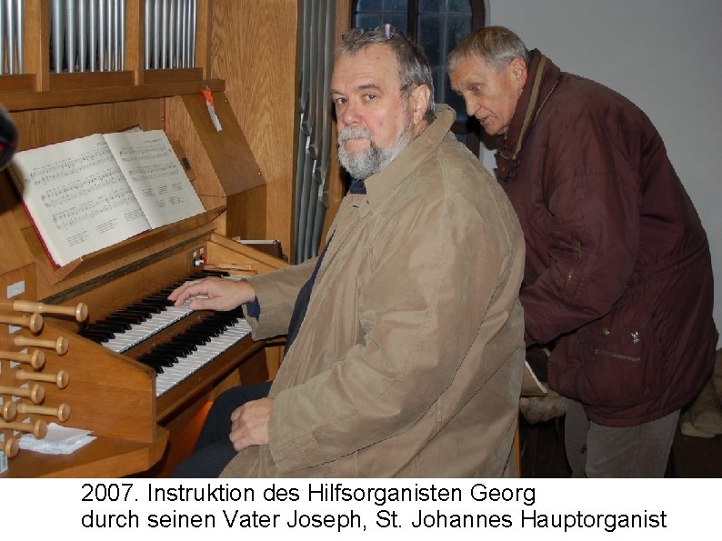 2007. Instruktion des Hilfsorganisten Georg durch seinen Vater Joseph, St. Johannes Hauptorganist 