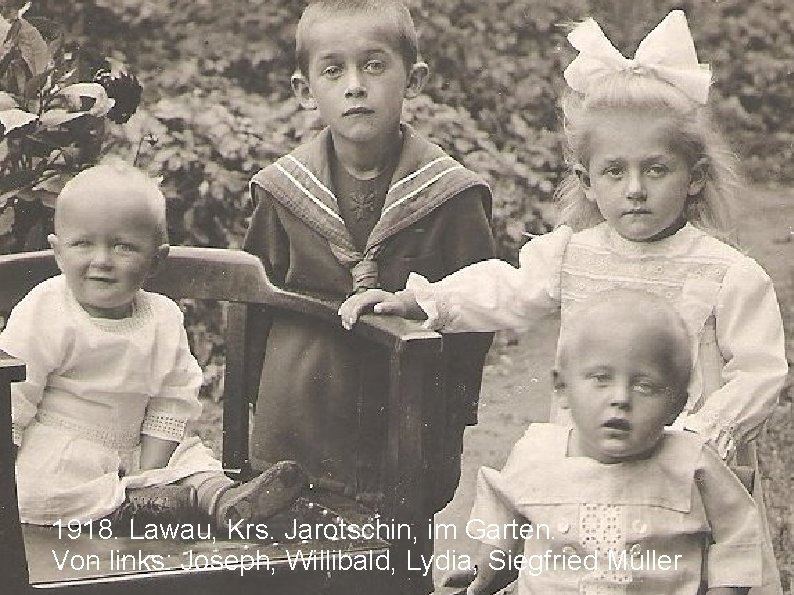 1918. Lawau, Krs. Jarotschin, im Garten. Von links: Joseph, Willibald, Lydia, Siegfried Müller 