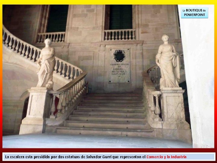 La escalera esta presidida por dos estatuas de Salvador Gurrí que representan el Comercio