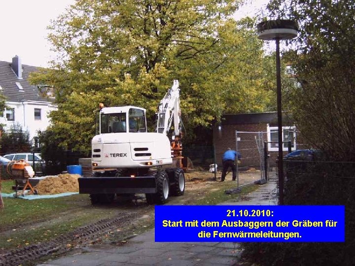 21. 10. 2010: Start mit dem Ausbaggern der Gräben für die Fernwärmeleitungen. 