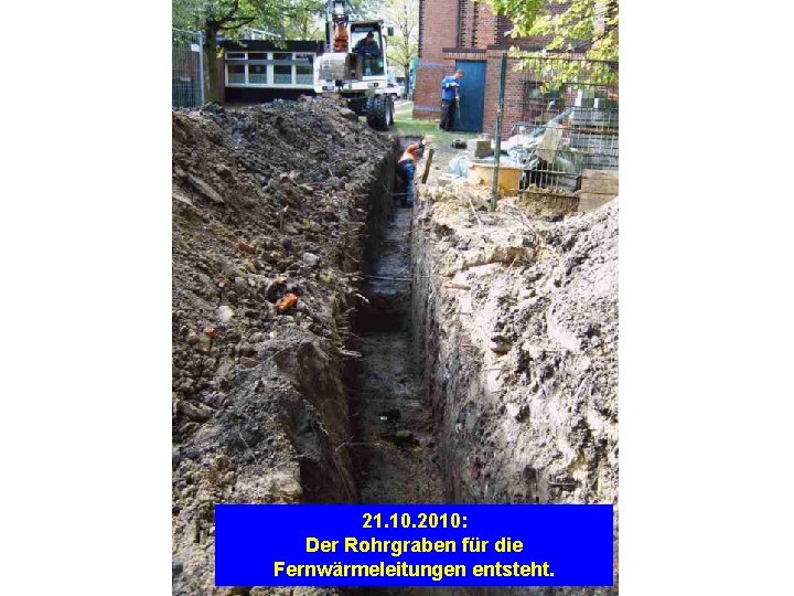 21. 10. 2010: Der Rohrgraben für die Fernwärmeleitungen entsteht. 