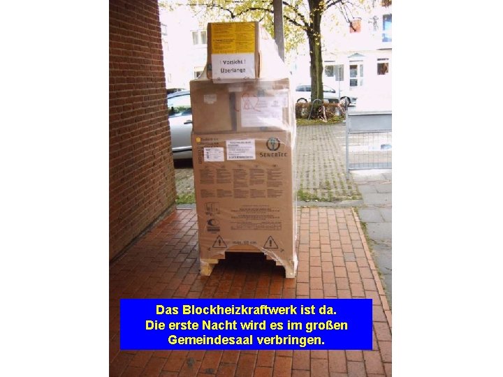 Das Blockheizkraftwerk ist da. Die erste Nacht wird es im großen Gemeindesaal verbringen. 