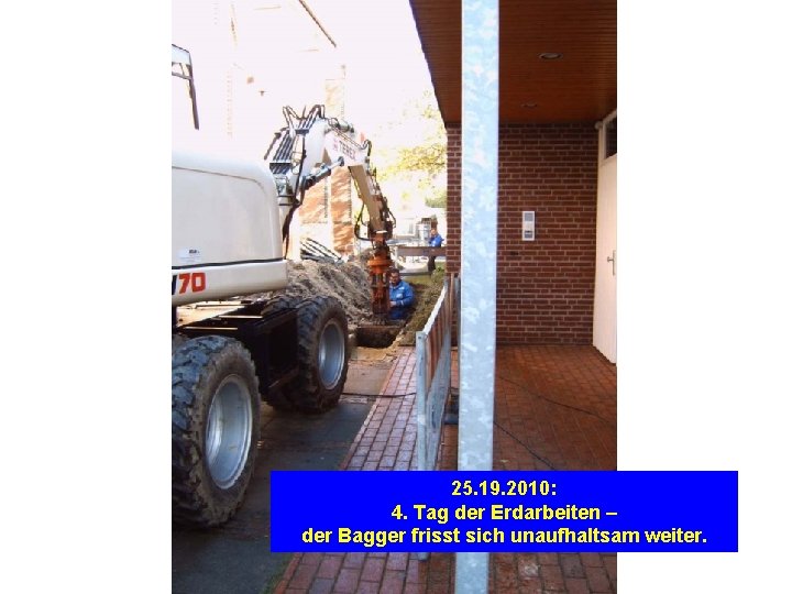 25. 19. 2010: 4. Tag der Erdarbeiten – der Bagger frisst sich unaufhaltsam weiter.