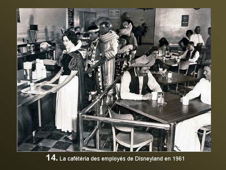 14. La cafétéria des employés de Disneyland en 1961 
