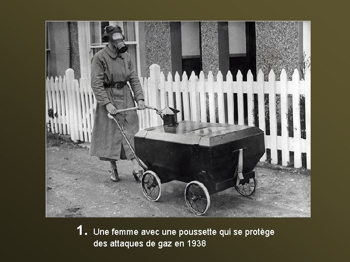 1. Une femme avec une poussette qui se protège des attaques de gaz en