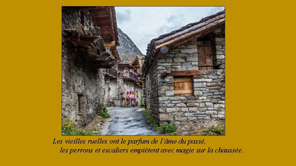 Les vieilles ruelles ont le parfum de l’âme du passé, les perrons et escaliers