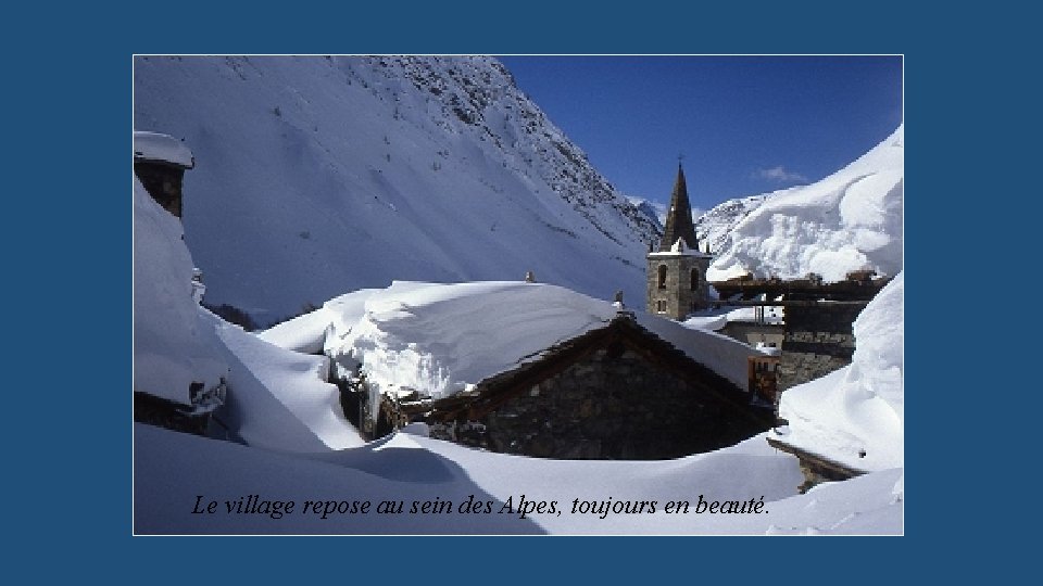 Le village repose au sein des Alpes, toujours en beauté. 