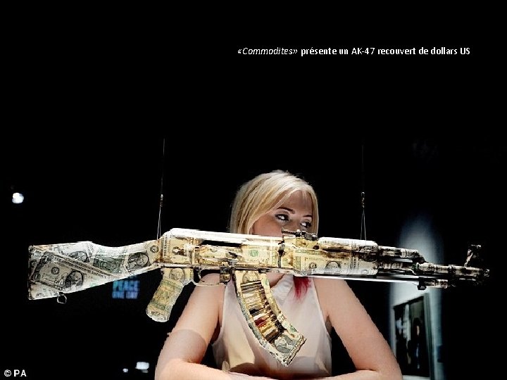  «Commodites» présente un AK-47 recouvert de dollars US 