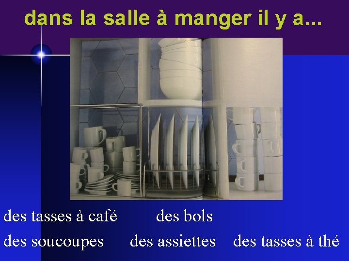 dans la salle à manger il y a. . . des tasses à café