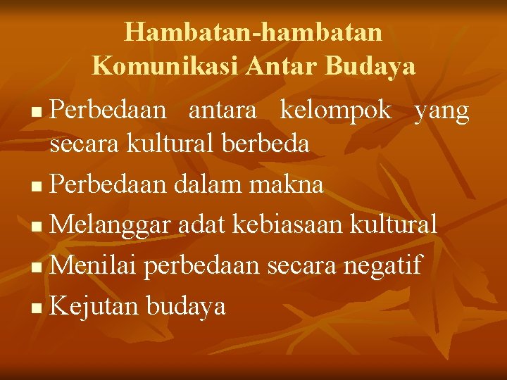 Hambatan-hambatan Komunikasi Antar Budaya Perbedaan antara kelompok yang secara kultural berbeda n Perbedaan dalam