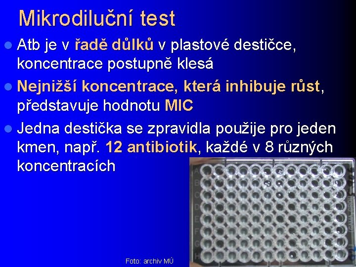 Mikrodiluční test l Atb je v řadě důlků v plastové destičce, koncentrace postupně klesá