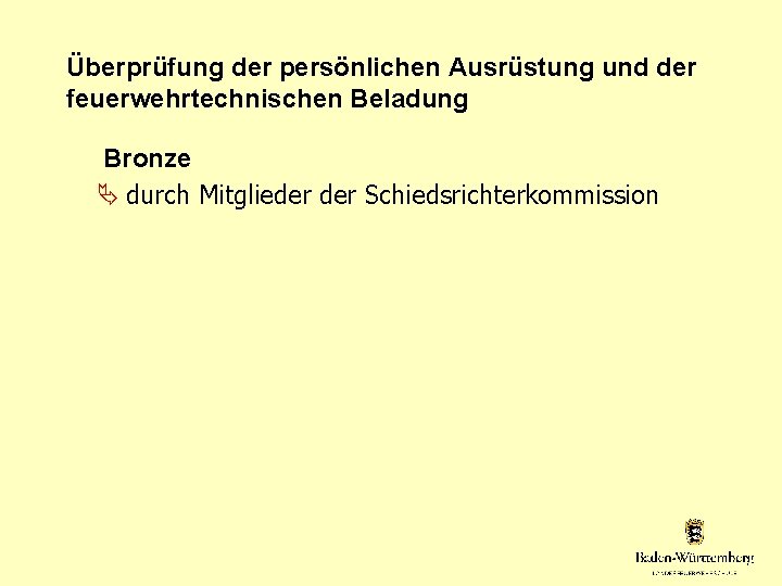 Überprüfung der persönlichen Ausrüstung und der feuerwehrtechnischen Beladung Bronze durch Mitglieder Schiedsrichterkommission 