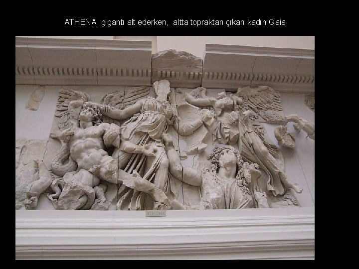 ATHENA gigantı alt ederken, altta topraktan çıkan kadın Gaia 