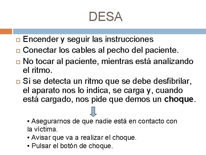 DESA Encender y seguir las instrucciones Conectar los cables al pecho del paciente. No