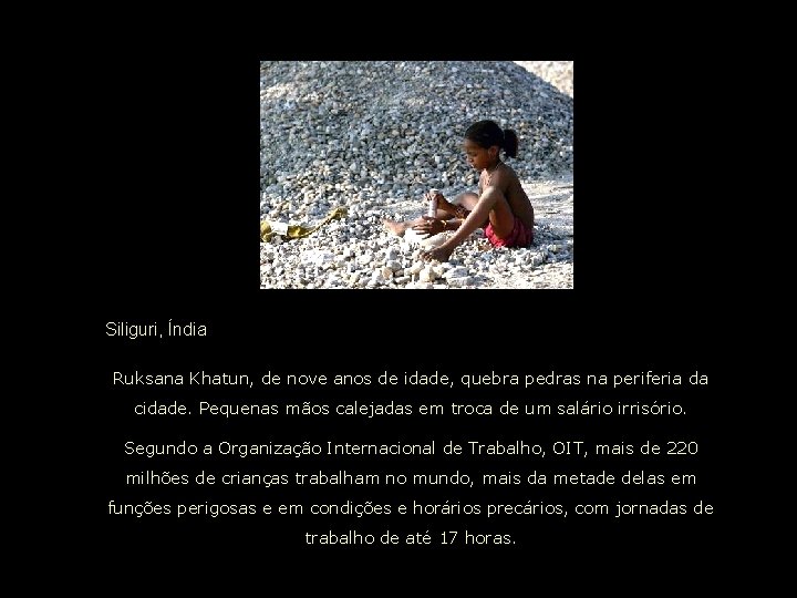 Siliguri, Índia Ruksana Khatun, de nove anos de idade, quebra pedras na periferia da