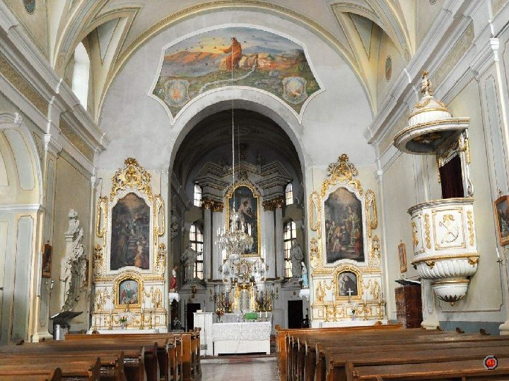 L’Eglise Franciscaine de style gothique et baroque, soutenue par des contreforts, a été construite