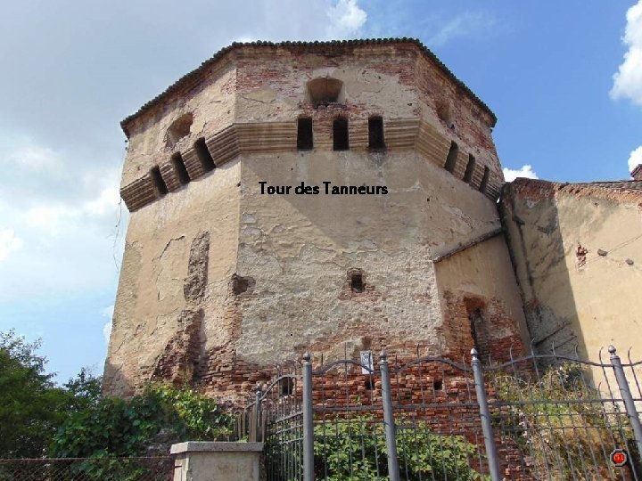 La Tour des Tanneurs fut érigée en 1457 sur un plan octogonal, dont les