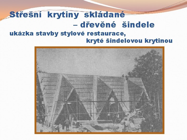 Střešní krytiny skládané – dřevěné šindele ukázka stavby stylové restaurace, kryté šindelovou krytinou 