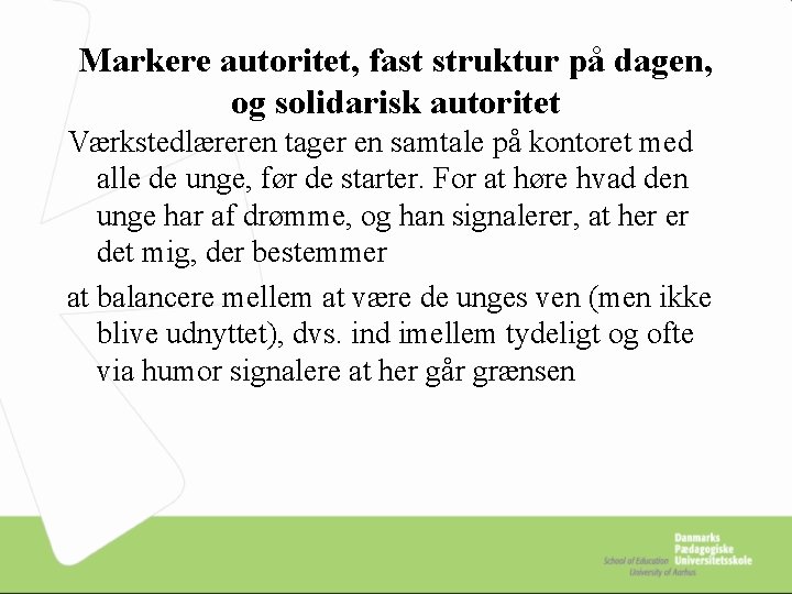 Markere autoritet, fast struktur på dagen, og solidarisk autoritet Værkstedlæreren tager en samtale på