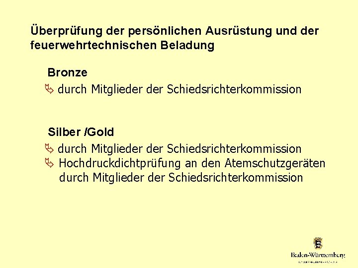 Überprüfung der persönlichen Ausrüstung und der feuerwehrtechnischen Beladung Bronze durch Mitglieder Schiedsrichterkommission Silber /Gold