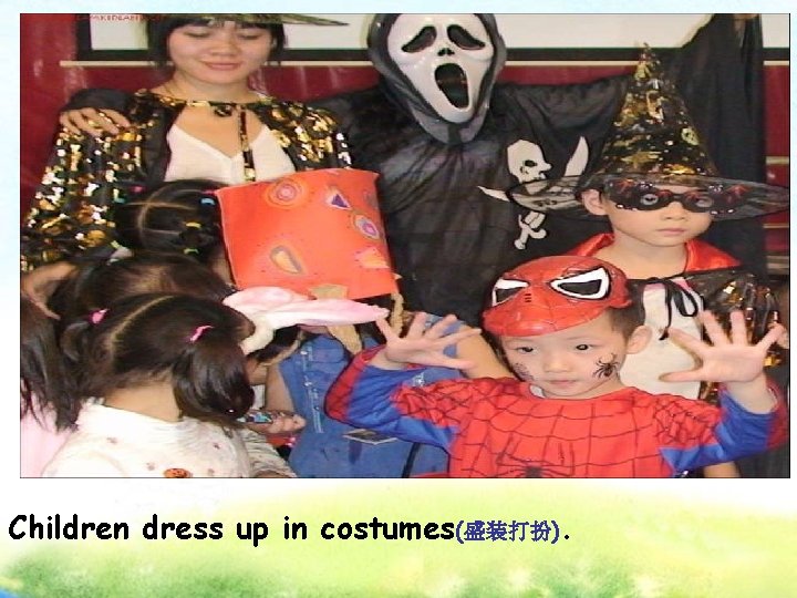 Children dress up in costumes(盛装打扮). 