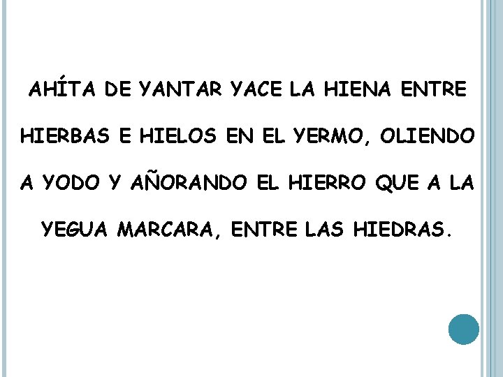 AHÍTA DE YANTAR YACE LA HIENA ENTRE HIERBAS E HIELOS EN EL YERMO, OLIENDO