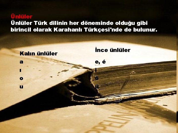 Ünlüler Türk dilinin her döneminde olduğu gibi birincil olarak Karahanlı Türkçesi'nde de bulunur. Kalın