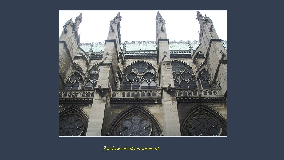 Vue latérale du monument 