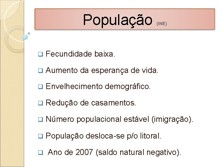 População (INE) q Fecundidade baixa. q Aumento da esperança de vida. q Envelhecimento demográfico.