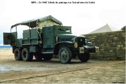 1956 – Un GMC blindé de passage sur l’aérodrome de Saïda (Hervé Dupont) 