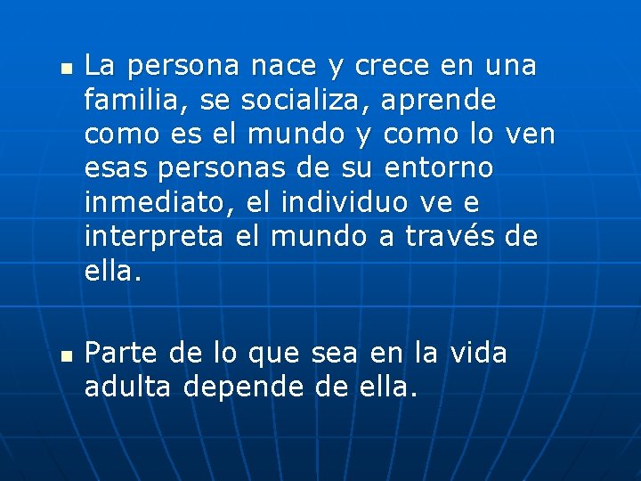 n n La persona nace y crece en una familia, se socializa, aprende como