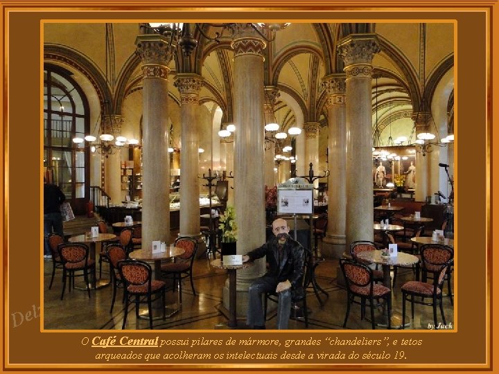 za l e D O Café Central possui pilares de mármore, grandes “chandeliers”, e