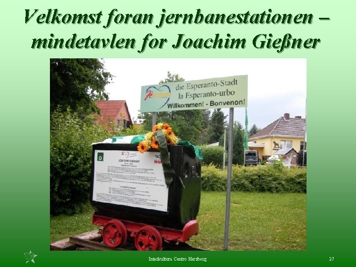 Velkomst foran jernbanestationen – mindetavlen for Joachim Gießner Interkultura Centro Herzberg 27 