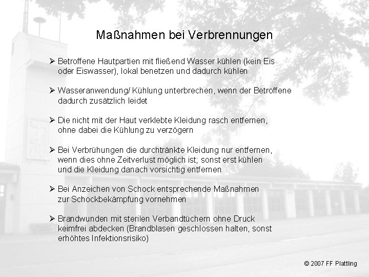 Maßnahmen bei Verbrennungen Ø Betroffene Hautpartien mit fließend Wasser kühlen (kein Eis oder Eiswasser),