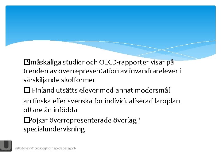 � Småskaliga studier och OECD-rapporter visar på trenden av överrepresentation av invandrarelever i särskiljande