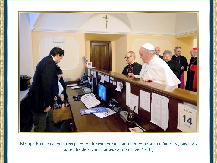 El papa Francisco en la recepción de la residencia Domus Internationalis Pauls IV, pagando
