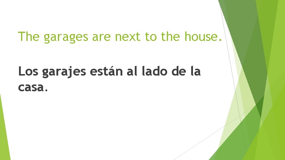The garages are next to the house. Los garajes están al lado de la
