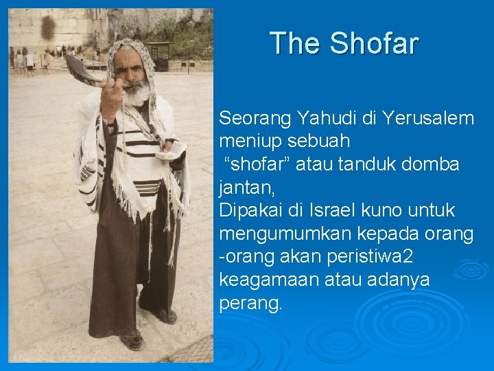 The Shofar Seorang Yahudi di Yerusalem meniup sebuah “shofar” atau tanduk domba jantan, Dipakai